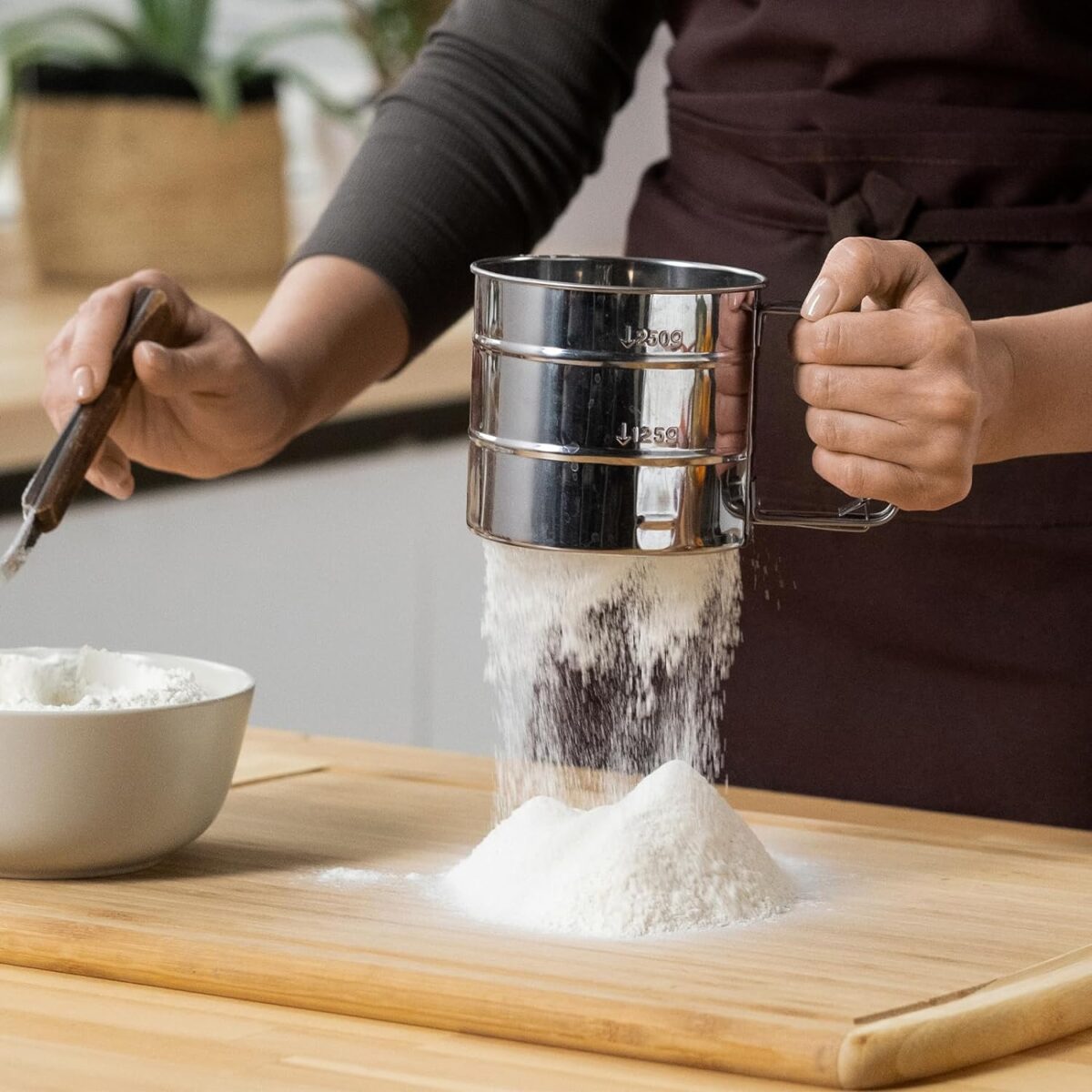 Flour Sifter, Stainless Steel Sifter for Baking, Double Layer Fine Mesh Baking Sifter, One Hand Press Crank Sifter for Powdered Sugar Shaker Duster, Flour Sieve Sifter for Baking Cakes